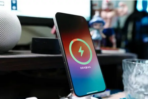 荥阳苹果15换屏服务分享用什么充电器给iPhone15充电更好 